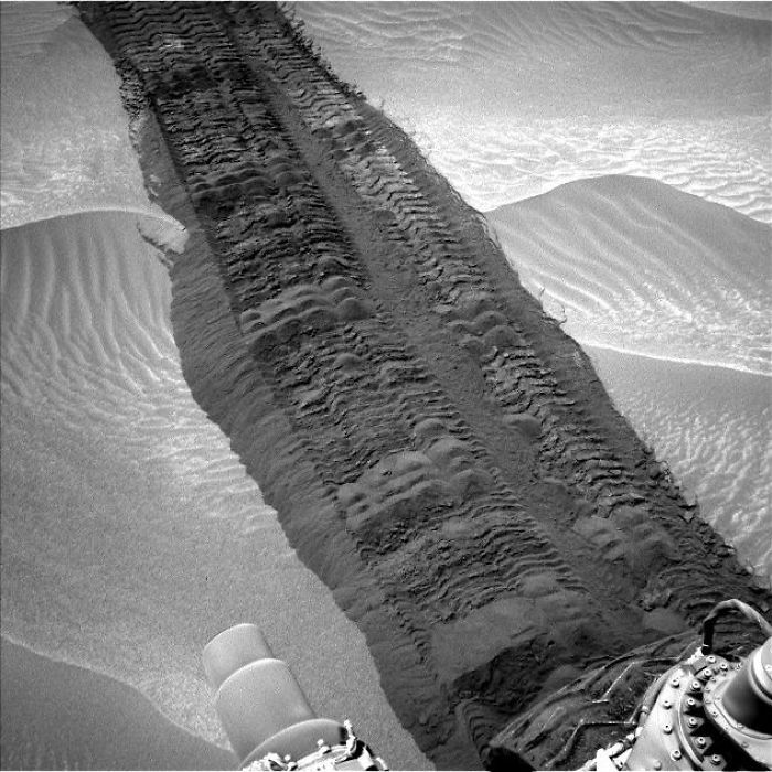 Curiosity Tracks In 'Hidden Valley' On Mars